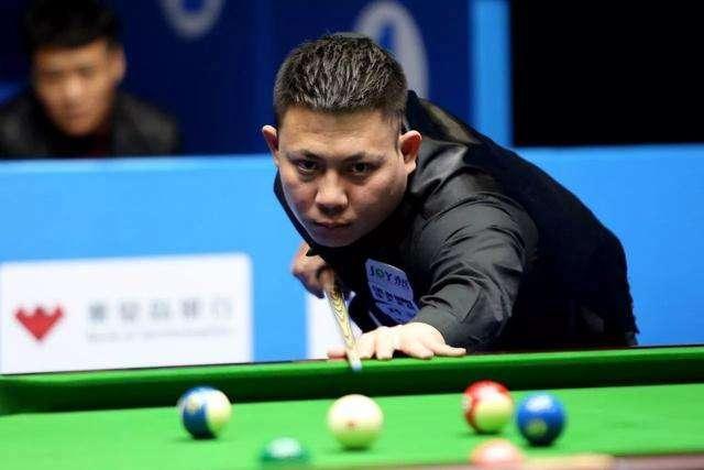 那双闪烁着 那双闪烁着